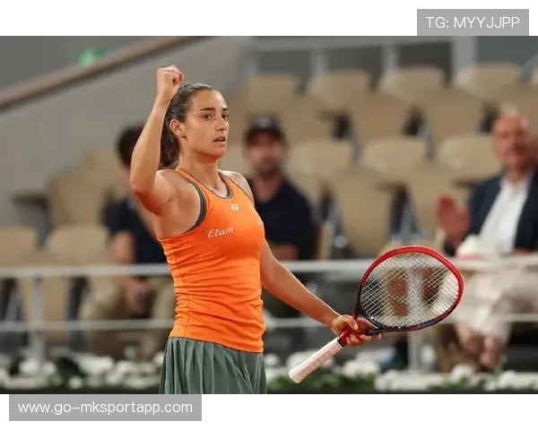 网球赛场观众冲入球场求婚！比赛被迫中断