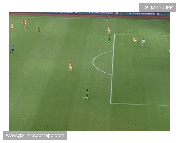 边锋压迫断球，策动破门良机，边锋对战